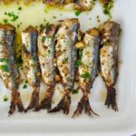 Sardines in the oven with garlic and herbs crust